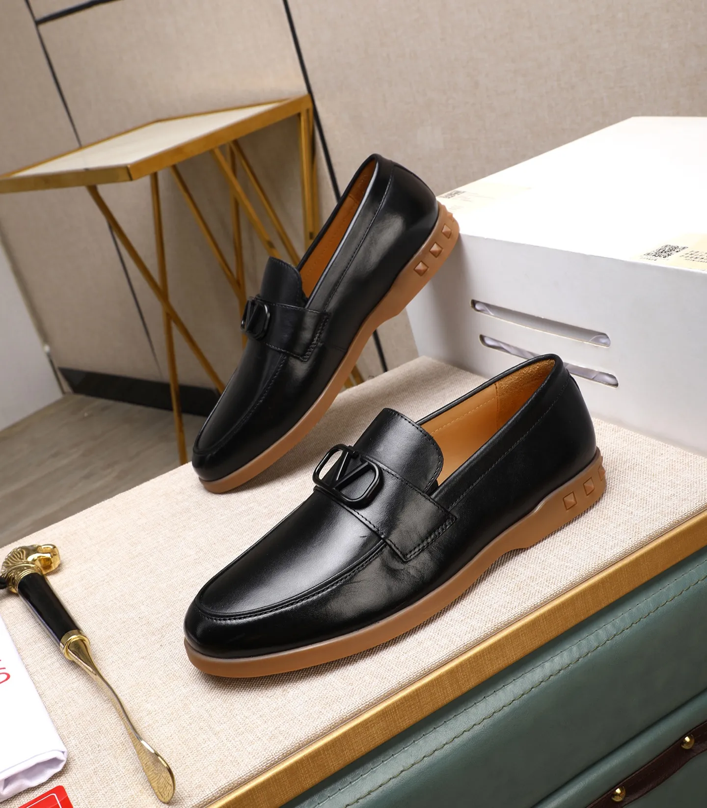 Men's shoes 💰520 [Valentino-Valentino] High-quality boutique men's shoes. The same style as the celebrities, original and authentic.✅ Made of imported cowhide + original apricot cowhide lining. The French luxury model is priced at 14,080 Swiss francs. It is also a Paris Fashion Week catwalk model. A brand can be deeply rooted in your heart, and a pair of shoes can make you linger. What you wear is not only noble, but also an aura. 👻Standard 38-45